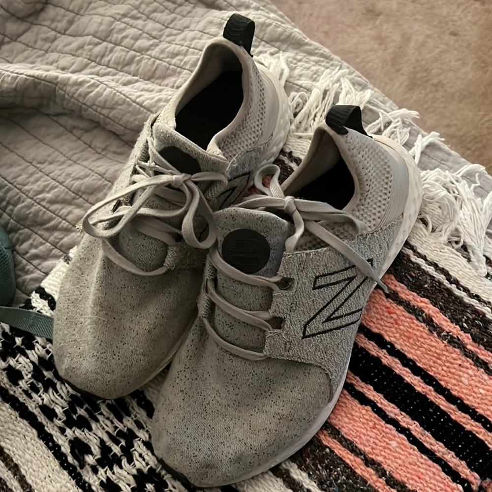 New balance tennis shoes - Picture 2 of 4